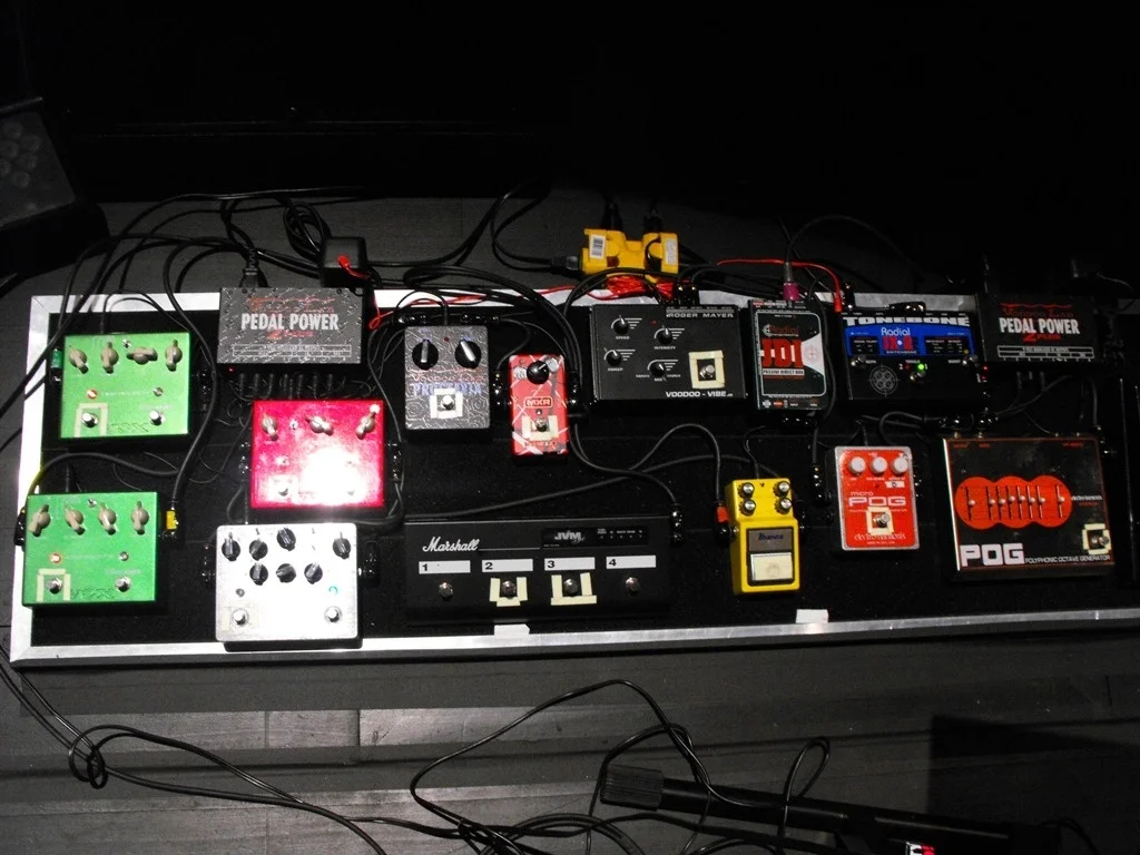 joe-satriani_chickenfoot_pedalboard_01.webp