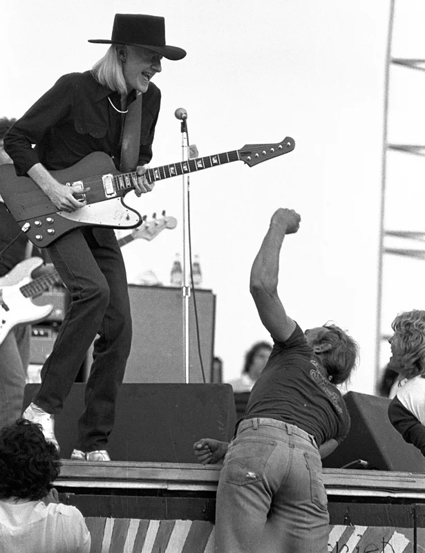 Johnny_Winter_at_Woodstock_Reunion_1979.webp