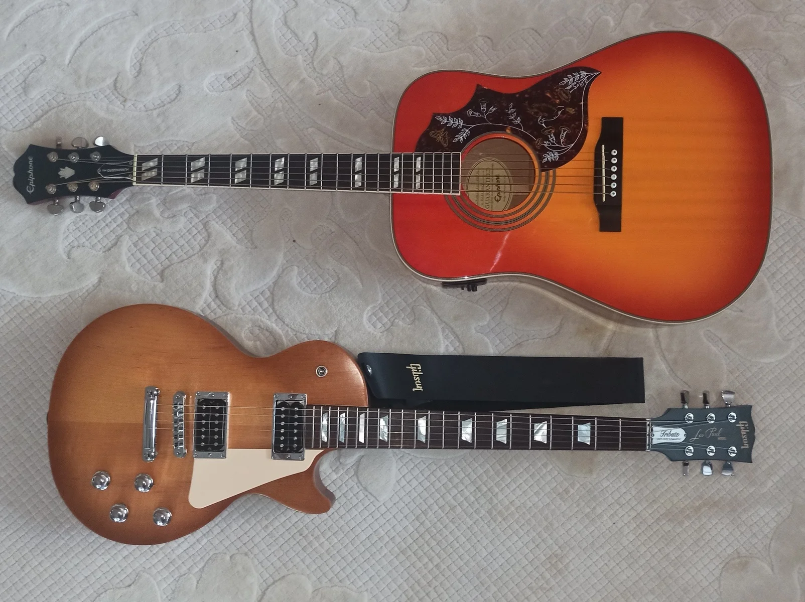 hakanbaysal's guitar photo containing Gibson Les Paul Tribute HP 2017, Epiphone Modern Collection Hummingbird PRO, Gibson Black Leather Strap, and Seymour Duncan Alnico II Pro Slash Signature Pickup